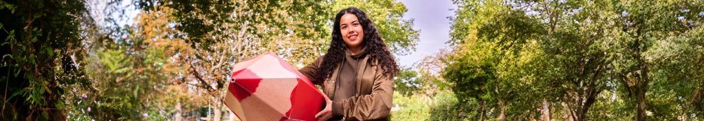 persoon met heel groot rood potlood