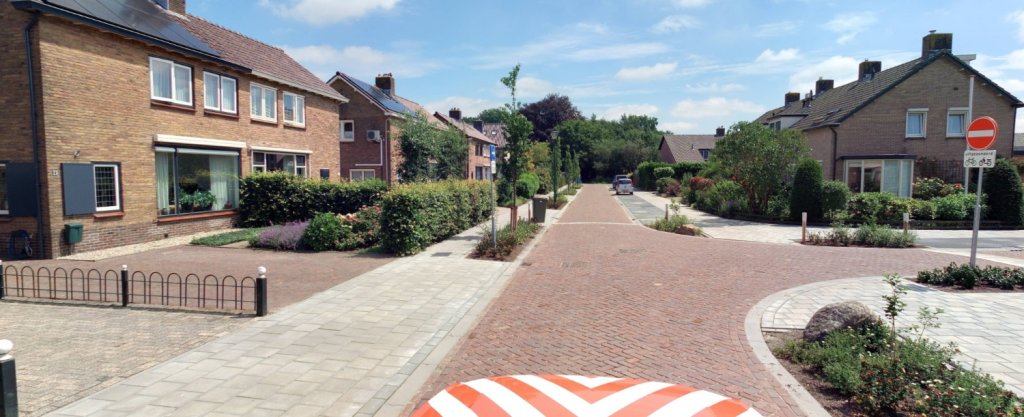 deel van de Eikenlaan met de nieuwe inrichting