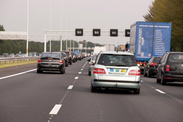 auto's en vrachtwagens in file op snelweg