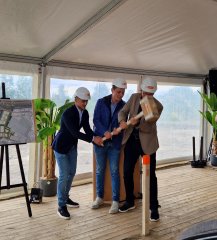 Wethouder slaat eerste paal Beekweide II