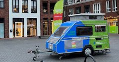 de caravan op het dorpsplein