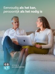 2 mensen achter laptop met logo GBLT en tekst eenvoudig als het kan, persoonlijk als het nodig is