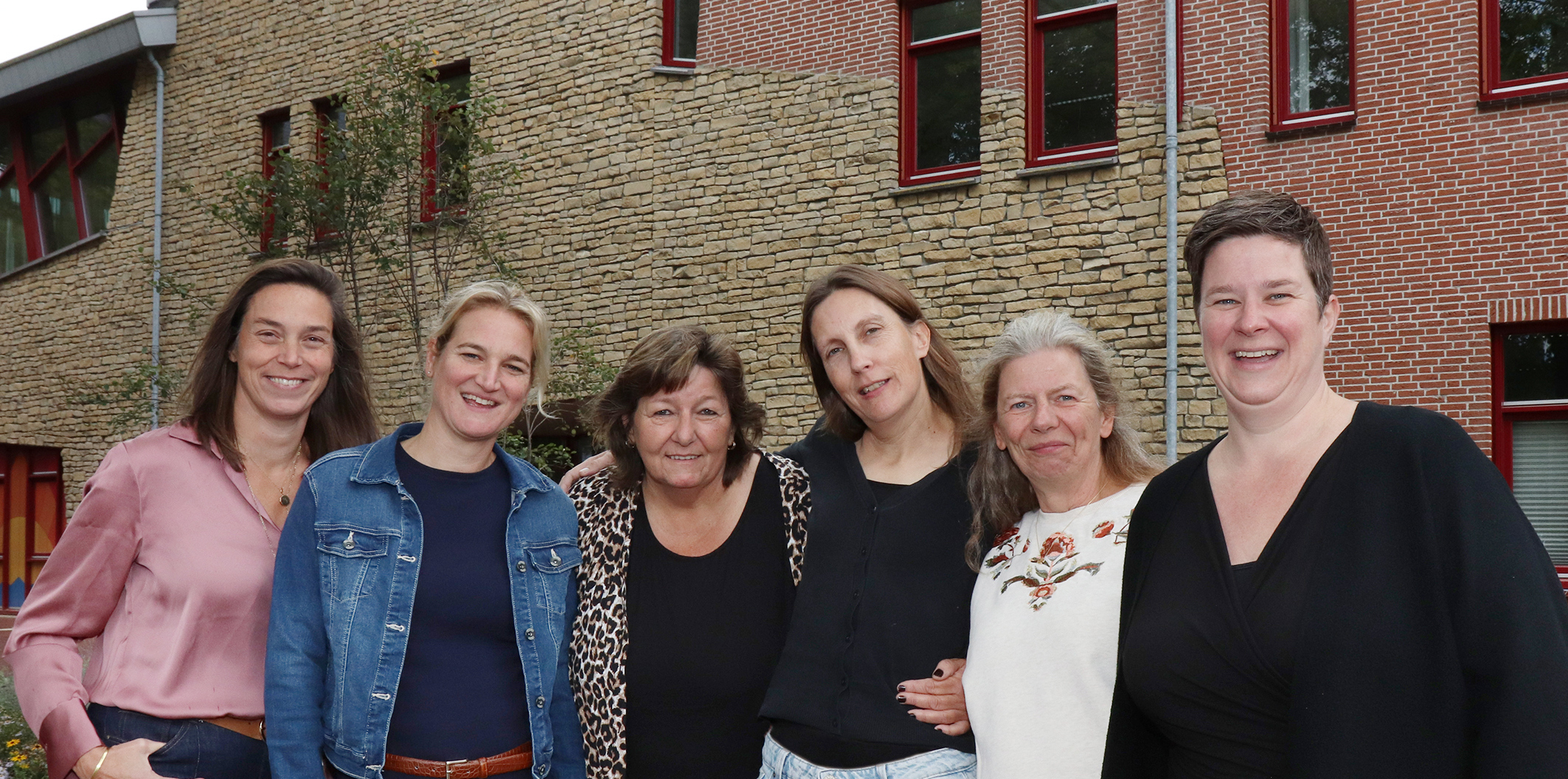 Foto van het team Loket van A tot Z voor het gemeentehuis