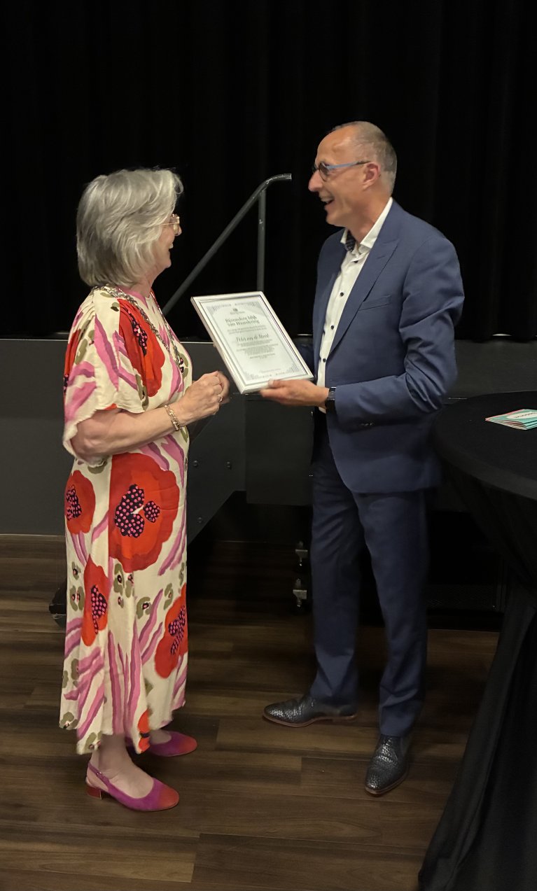 Foto van Peter van de Noort en burgemeester Annemieke van de Ven bij het overhandigen van de Bijzondere Blijk van Waardering tijdens zijn afscheid als wethouder.