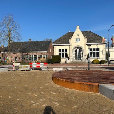 Op de foto zie je het vernieuwde dorpsplein met de nieuwe bankjes