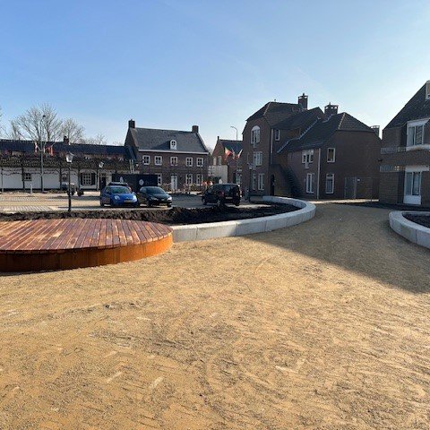 Het dorpsplein met de nieuwe bestrating