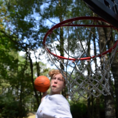 Op de foto: Niklas dunkt de basketbal in het net