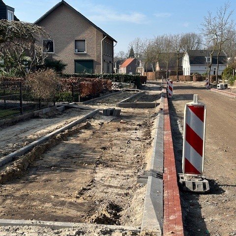 Er wordt nog aan de parkeerplaatsen en stoepen gewerkt in de Hoogemierdseweg