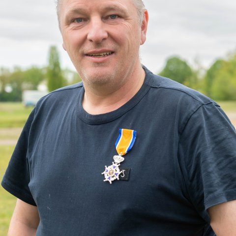 Op de foto: Daniël Jansen, Ridder in de Orde van Oranje-Nassau