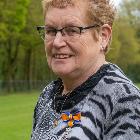 Op de foto: Gerda Jansen-Van Herk, Lid in de Orde van Oranje-Nassau