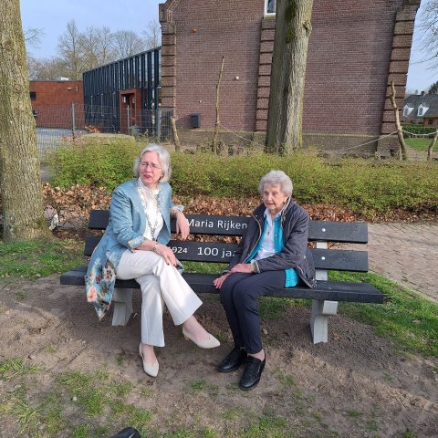 Op de foto: Annemieke van de Ven en mevrouw Rijken op het bankje.