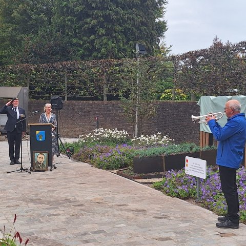 Foto van signaal op trompet bij onthulling Veteranenmonument Reusel