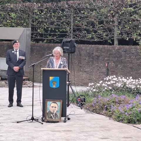 Foto van speechende burgemeester Annemieke van de Ven bij onthulling Veteranenmonument Reusel