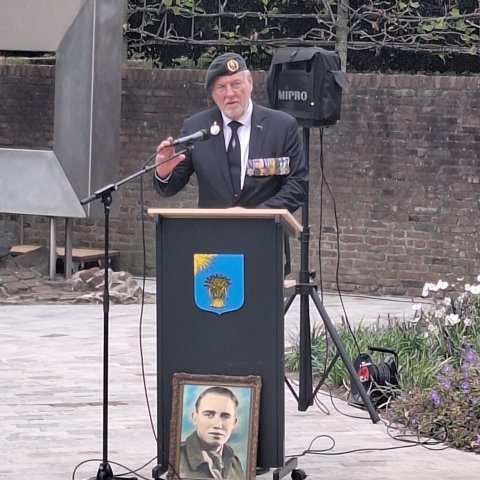 Foto speechende Lt. Gen. b.d. Hans van Griensven bij onthulling Veteranenmonument Reusel