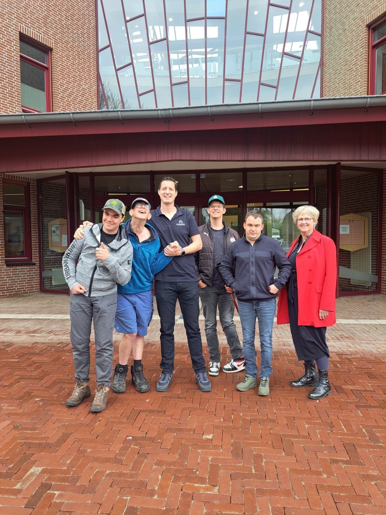 bewoners en deelnemers Kameraet met hun begeleiders