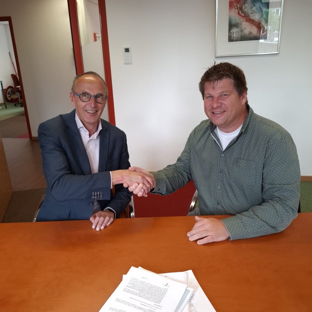 Peter van de Noort en Tino Verspaandonk tekenen de overeenkomst Rogse Wieken