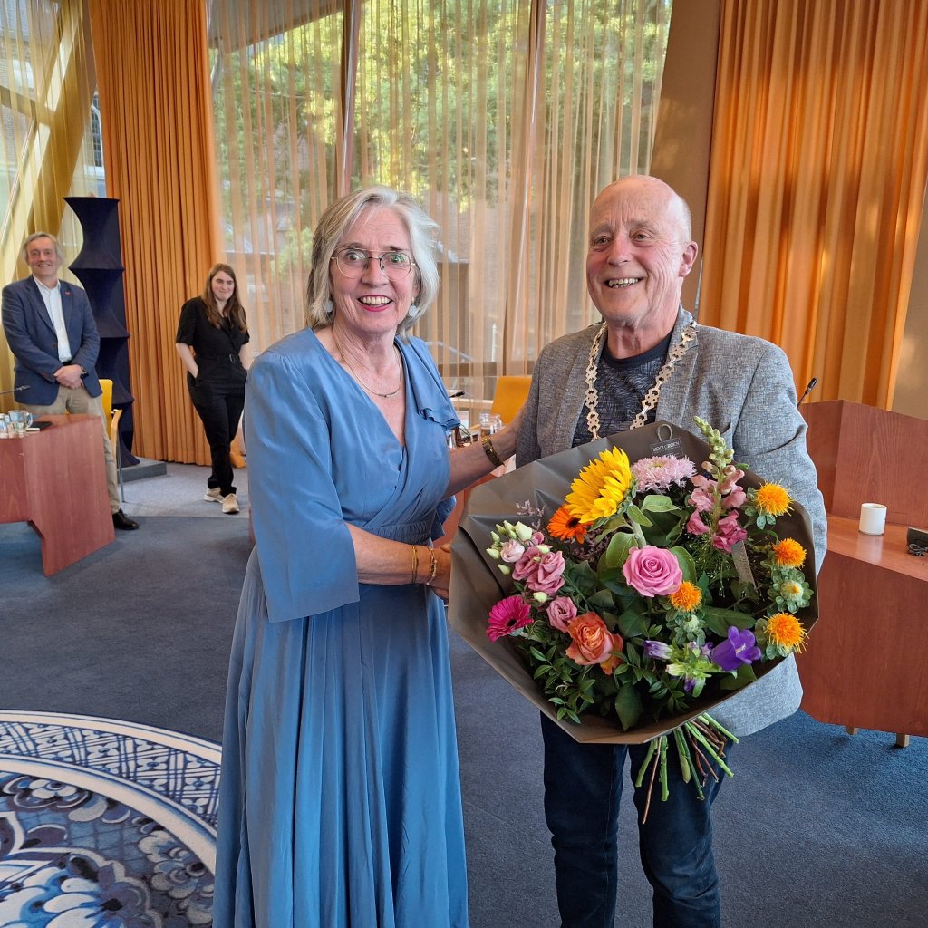 Plaatsvervangend voorzitter Bert van Laarhoven feliciteert Annemieke van de Ven