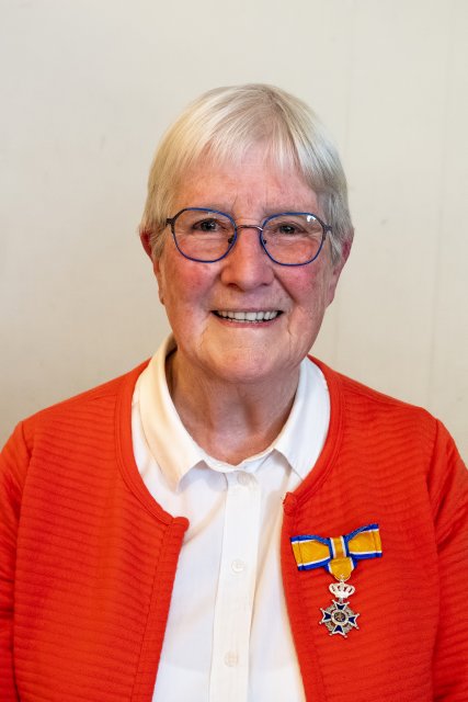 Op de foto: Mevrouw Boerenkamp met haar onderscheiding