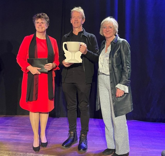 John Meulenbroeks met Commissaris van de Koning Ina Adema en burgemeester Annemieke van de Ven