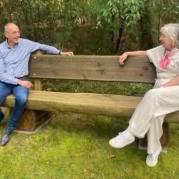Peter van de Noort en Annemieke van de Ven zittend op de bank