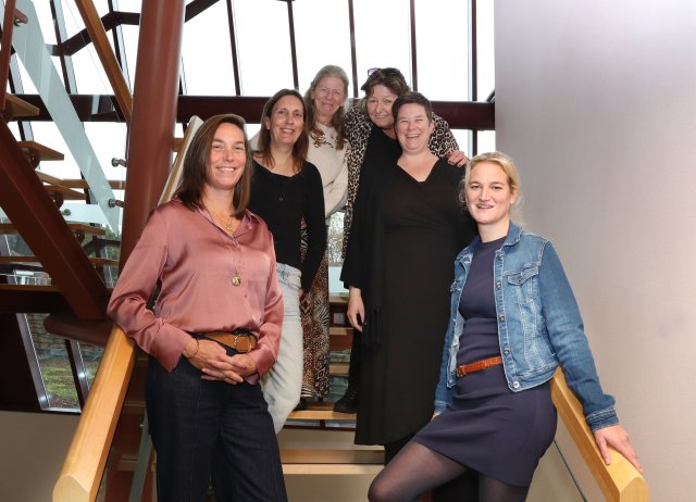 Foto van team Loket van A tot Z in trappenhuis gemeente