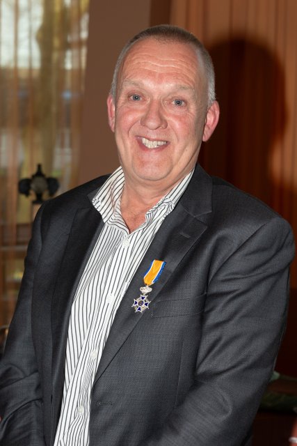 Peter van Gool met de Koninklijke onderscheiding