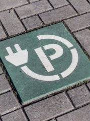 afbeelding van de nieuwe laadtegel die in het wegdek geplaatst gaat worden