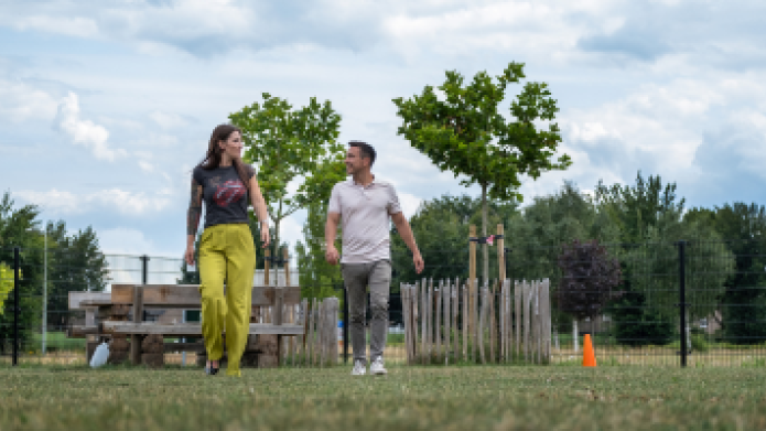 Dorpscontactpersonen Mandy Roemkes en Paul Arns wandelend op een speelveldje