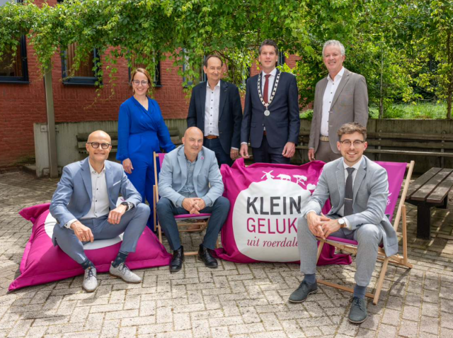 Het college van B&W in gemeente Roerdalen. Van links naar rechts: gemeentesecretaris Laurens Bijl, wethouder Loes Vestjens, wethouder Roland Slangen, wethouder Jos Paffen, burgemeester Jeffrey van Agtmaal, wethouder Jan Smits en wethouder Remco Vrinzen.