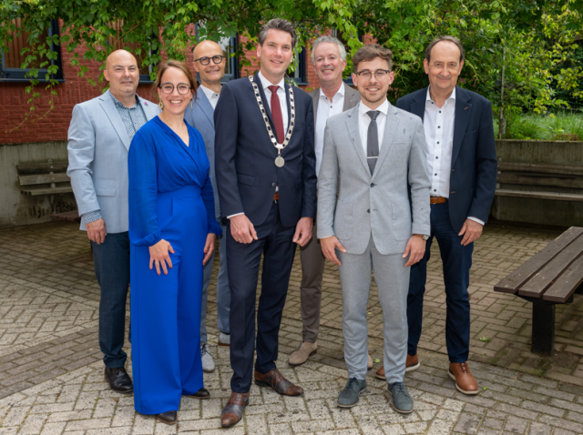 Het college van B&W in Roerdalen. Van links naar rechts: wethouder Roland Slangen, wethouder Loes Vestjens, gemeentesecretaris Laurens Bijl, burgemeester Jeffrey van Agtmaal, wethouder Jan Smits, wethouder Remco Vrinzen en wethouder Jos Paffen.