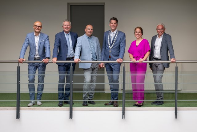 Van links naar rechts: gemeentesecretaris Laurens Bijl, wethouder Jan Smits, wethouder Roland Slangen, burgemeester Jeffrey van Agtmaal, wethouder Loes Vestjens en wethouder Frank Demarteau.