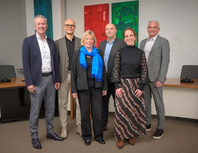 Van links naar rechts: wethouder Jan Smits, gemeentesecretaris Laurens Bijl, burgemeester Monique de Boer-Beerta, wethouder Roland Slangen, wethouder Loes Vestjens en wethouder Frank Demarteau.