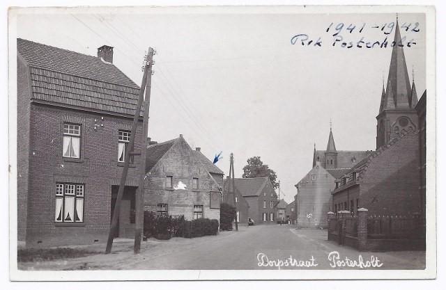 Dorpstraat in Posterholt in 1941-1942. Rustig ogende straat met een paar huizen en een kerk.