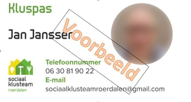 De Kluspas van het Sociaal Klusteam. Daarop staat de naam van de klusser en zijn/haar foto, het logo van het sociaal klusteam en de contactgegevens van het sociaal klusteam. 