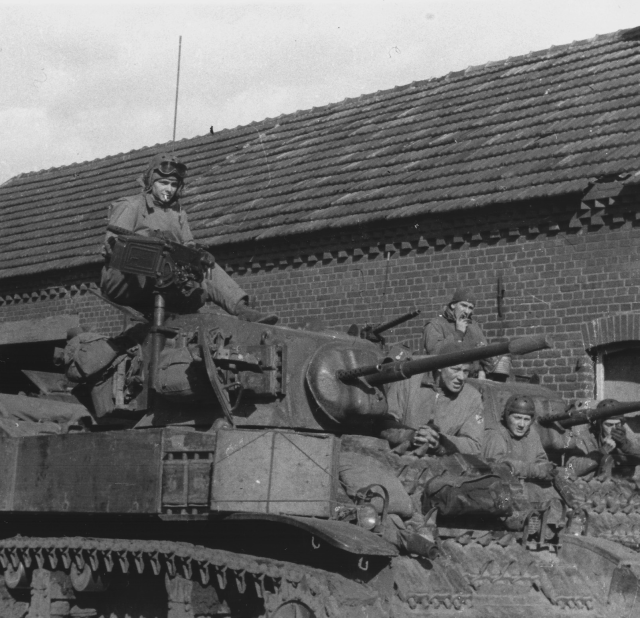 Grote tank met geallieerden voor een gebouw in Herkenbosch