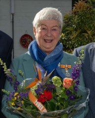 Mevrouw Vervuurt-Thissen met opgespeld lintje