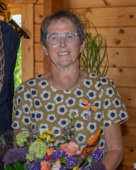 Mevrouw Wolfs met opgespeld lintje