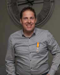 Man met opgespelde lintje Ridder in de Orde van Oranje-Nassau