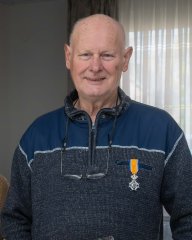 De heer Biermans met opgespeld lintje