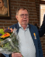 De heer Schmitz met opgespeld lintje