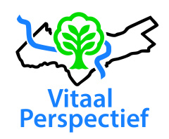 Het logo van de politieke partij Vitaal Perspectief met een boompje, een riviertje en de vorm van gemeente Roerdalen.