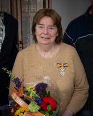 Mevrouw Biermans met opgespeld lintje