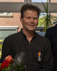 De Heer Wolters met opgespeld lintje