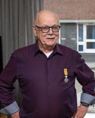 De heer Janssen met opgespeld lintje