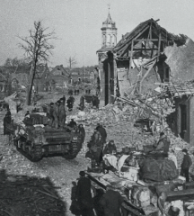 De Markt in Montfort tijdens WOII, met een verwoest huis en tanks.