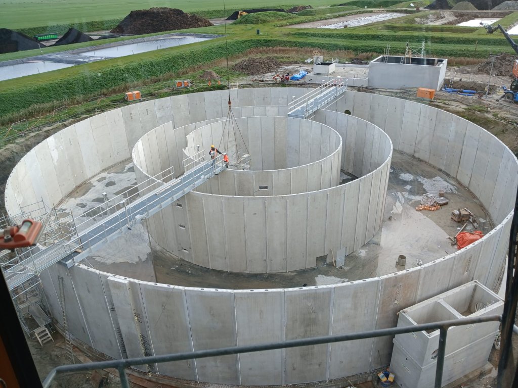  Het bassin van boven: rotoflow met wanden en bruggen