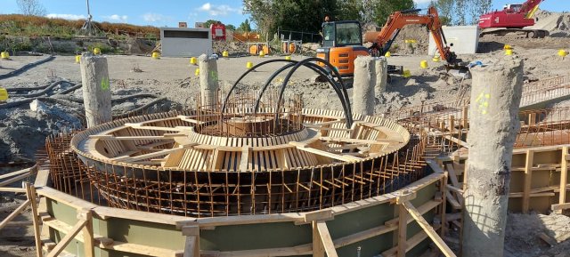 Het hart van de vloer van de nabezinktank wordt gebouwd.