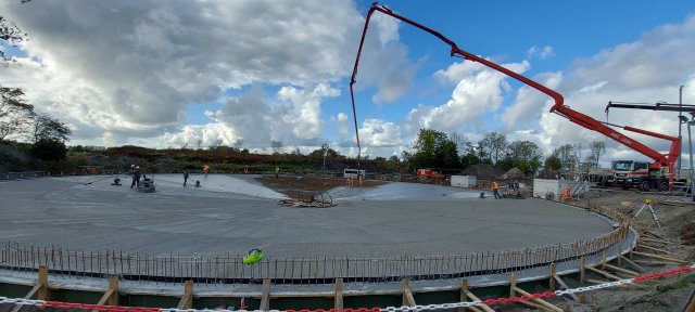 De betonvloer van de nabezinktank wordt gestort.
