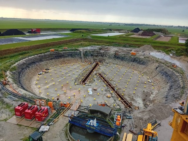 Overzichtsfoto ontgraven bouwput voor rotoflow (beluchtingsbassin)