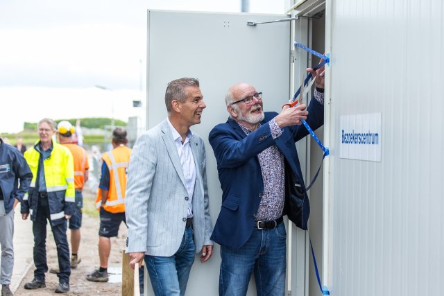 Opening informatiecentrum Bert Eenkhoorn (ADS Groep) bestuurders Herman Beerda (Waterschap Noorderzijlvest) en 